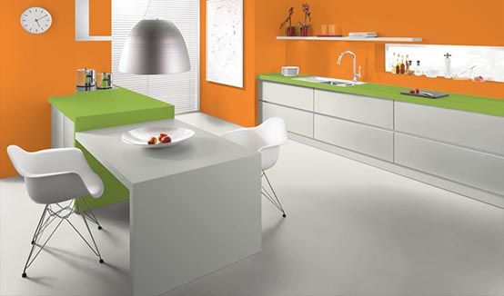 Белый ЛДСП на кухне с оранжевыми стенами